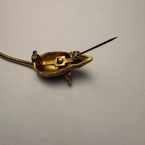 Vintage 70s Children’s Gold Mouse Pin w/ Red Eyes and Long Tail Costume Jewelry - Picture 9 of 12